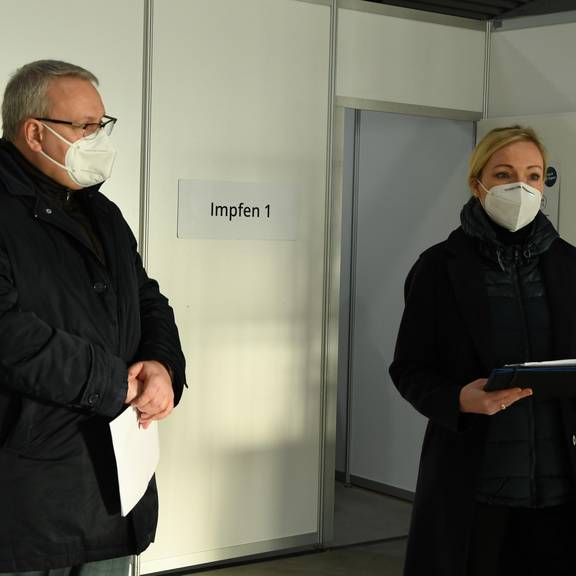 Landrat Götz Ulrich und Tanja Korwie (Leiterin des Impfzentrums) eröffnen das Impfzentrum 2021 01 11 Herr Ulrich und Frau Tanja Korwie 2